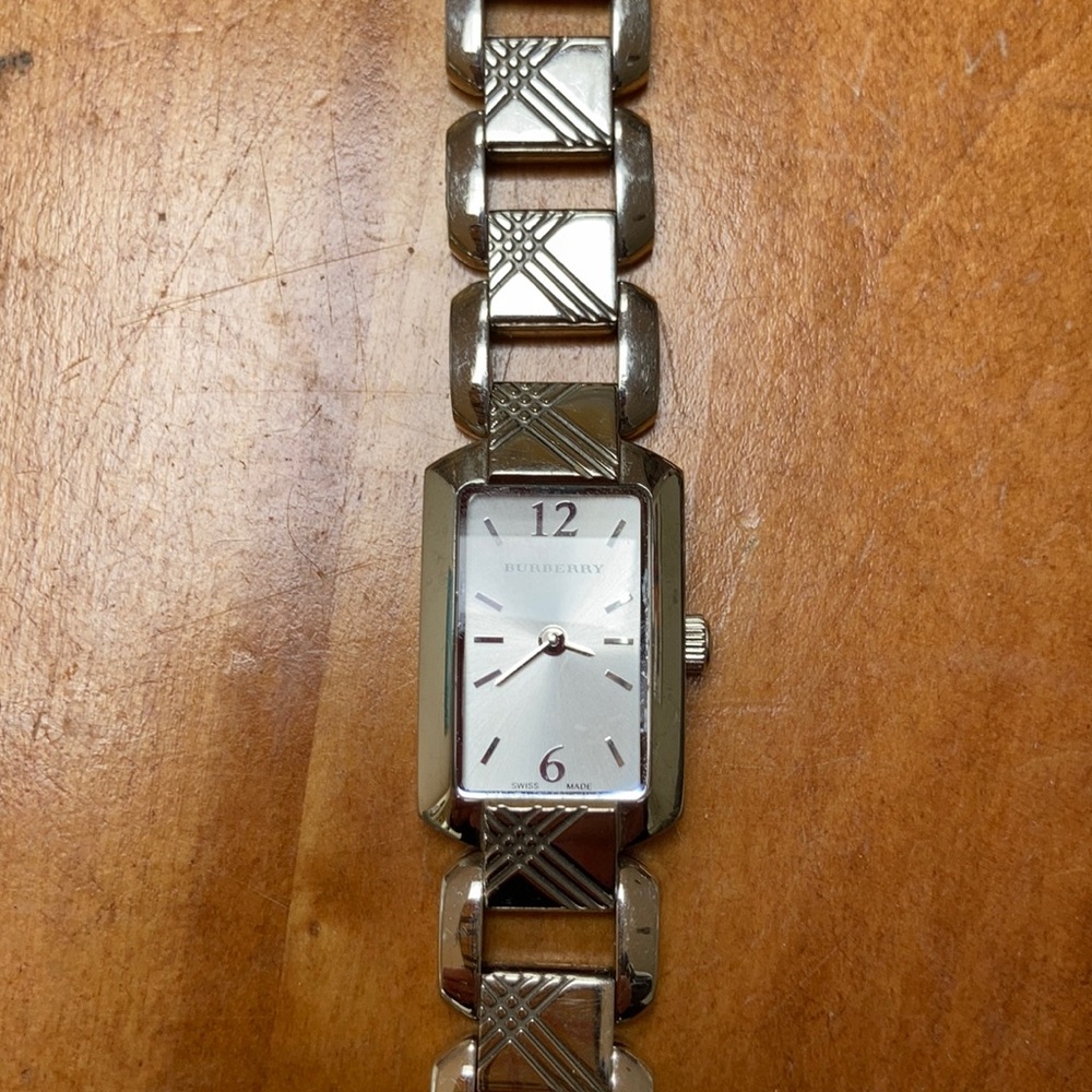 Burberry women’s link watch stainless